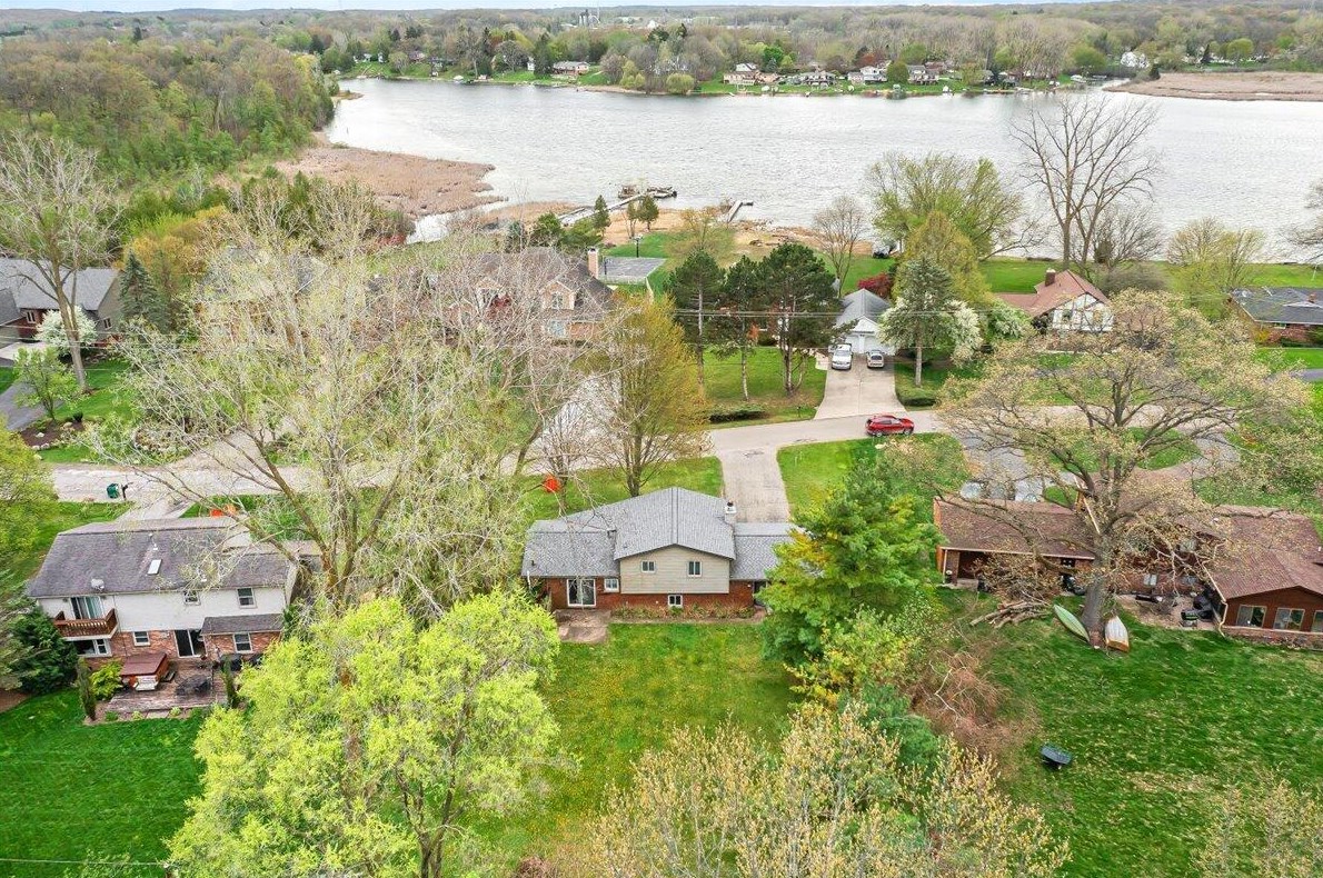 5036 Parview Dr, Clarkston, MI 48346