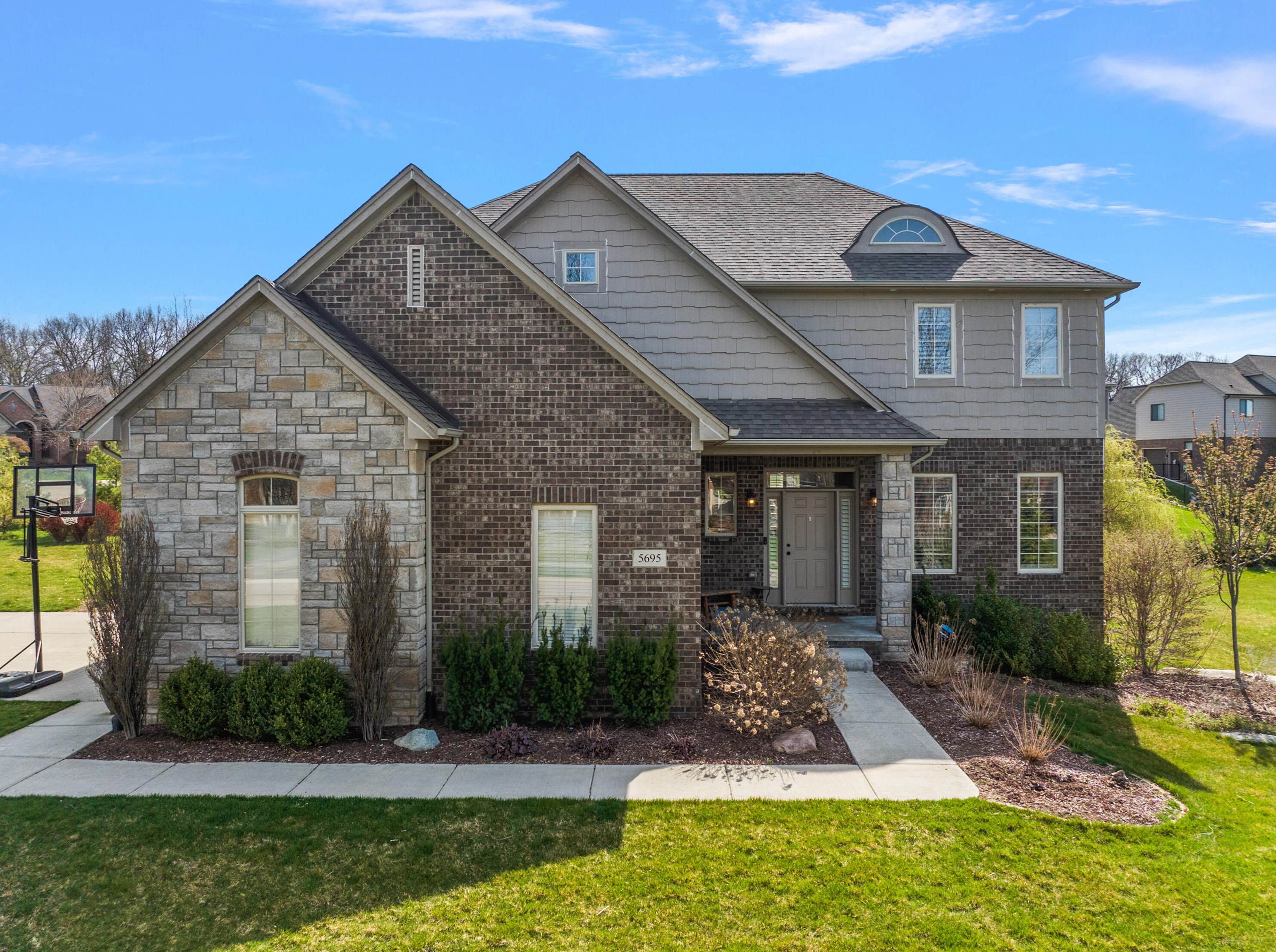 5695 Golf Pointe Dr, Clarkston, MI 48348