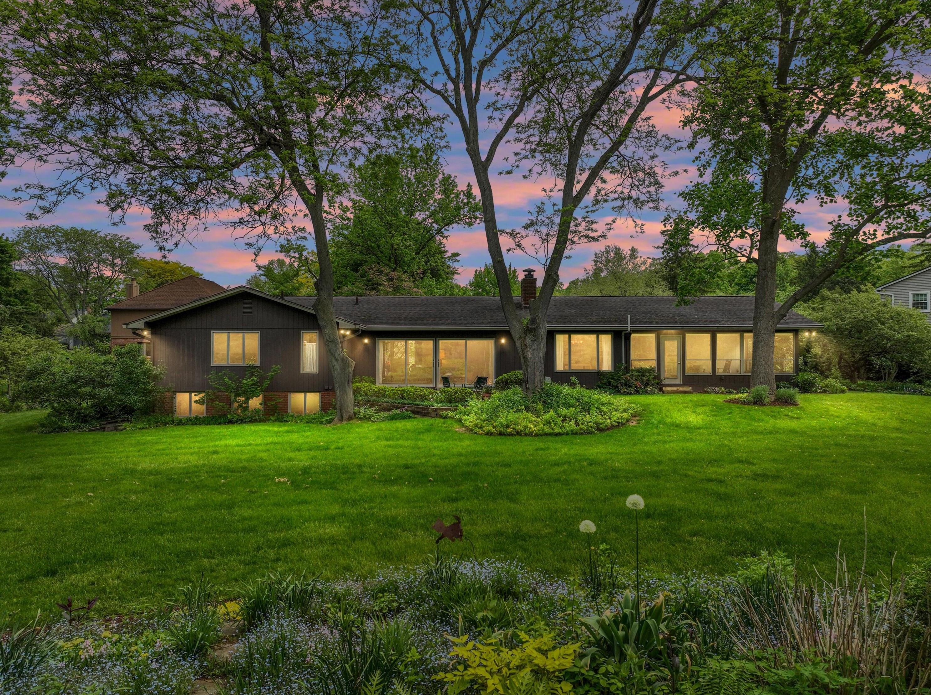 3909 Waldenwood Dr, Ann Arbor, MI 48105