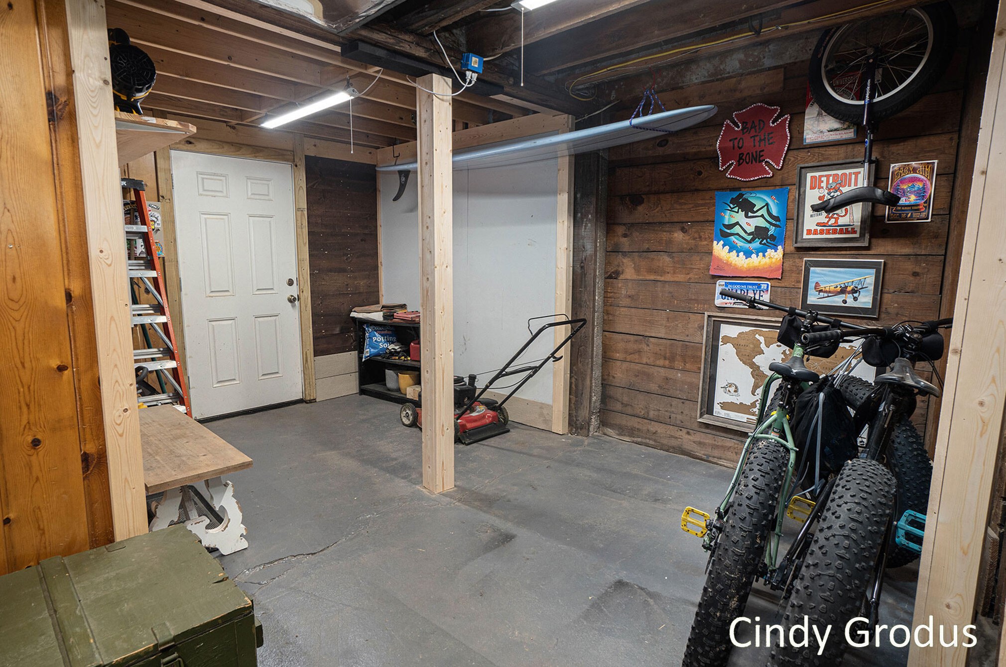 3323 Paris Ave, Grand Rapids MI 49507-2633 exterior