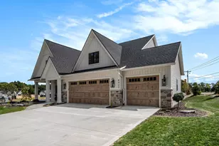 8422 Ravinewood Dr, Jenison, MI 49428 - Photo 2