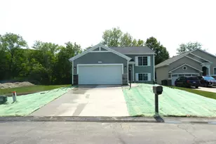 558 Swan River Dr, Benton Harbor, MI 49022 - Photo 4