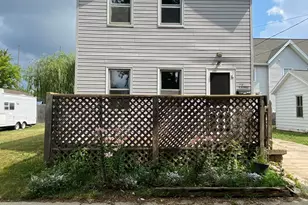 661 NW Broadway Ave NW, Grand Rapids, MI 49504 - Photo 2