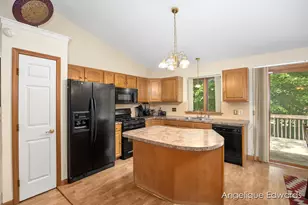 1563 Amberly Dr SE, Grand Rapids, MI 49508 - Photo 4