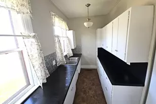 37 Convis St, Battle Creek, MI 49017 - Photo 8