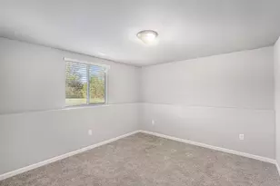 3049 Trafalgar Dr, Flushing, MI 48433 - Photo 2