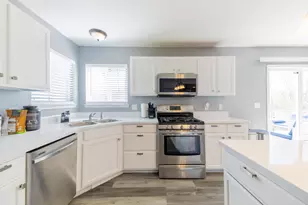 8262 S Warwick Ct, Ypsilanti, MI 48198 - Photo 6