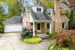 2752 Maplewood Dr SE, East Grand Rapids, MI 49506 - Photo 2