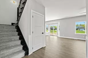 37633 Scone Ct, Livonia, MI 48154 - Photo 2