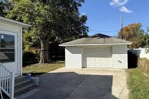 10124 Pelham Rd, Taylor, MI 48180 - Photo 2