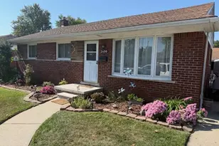 2490 Pinetree Dr, Trenton, MI 48183 - Photo 2