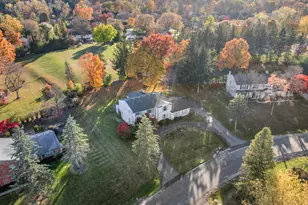 28043 New Bedford Dr, Farmington Hills, MI 48334 - Photo 2