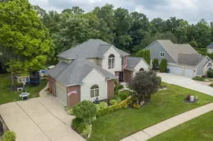 49112 White Mill Dr, Utica, MI 48317 - Photo 2