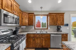 5885 Farmview Dr, Allendale, MI 49401 - Photo 10