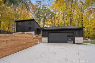 9421 Lakeview Ct, West Olive, MI 49460 - Photo 2