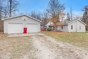 202 S Clay St, Newaygo, MI 49337 - Photo 2