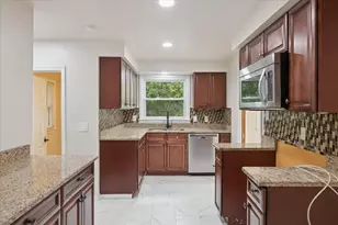 29484 Spring Hill Dr, Southfield, MI 48076 - Photo 12