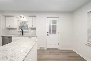 24701 Parklawn St, Oak Park, MI 48237 - Photo 8