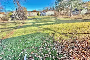 22084 Shakespeare Ave, Eastpointe, MI 48021 - Photo 2