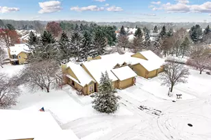 1946 Cross Bend St NE, Grand Rapids, MI 49505 - Photo 2