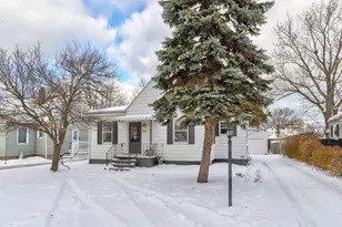911 Napier Ave, Saint Joseph, MI 49085 - Photo 2