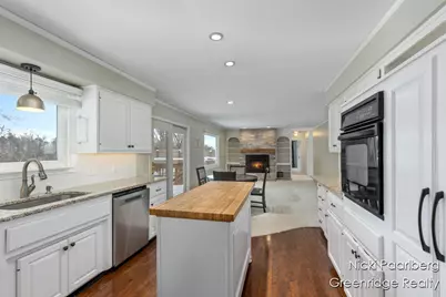 1010 Cherrywood Lane NE, Grand Rapids, MI 49505 - Photo 14