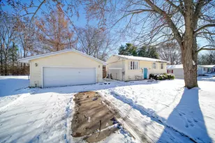 2375 Windemere Dr, Jackson, MI 49202 - Photo 2