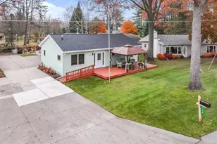 224 W Lake Dr, Cadillac, MI 49601 - Photo 2