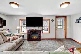 911 E Pearl St, Greenville, MI 48838 - Photo 8