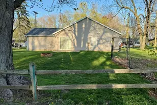 911 S Lincoln Ave, Three Rivers, MI 49093 - Photo 2