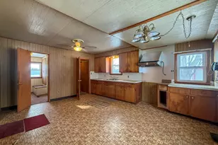 566 S Blue Creek Rd, Benton Harbor, MI 49022 - Photo 8