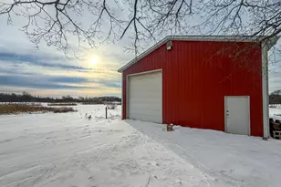 566 S Blue Creek Rd, Benton Harbor, MI 49022 - Photo 2