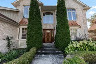 138 Evaline Dr, Troy, MI 48085 - Photo 2