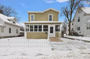1037 Washington Ave, Grand Haven, MI 49417 - Photo 1