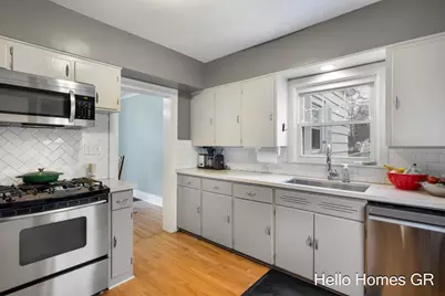 450 Kenwood Street NE, Grand Rapids, MI 49505 - Photo 12
