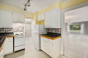 919 Lawndale St, Ludington, MI 49431 - Photo 6