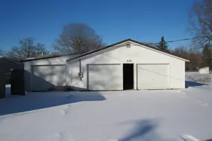 130 W Riverside Dr, Ionia, MI 48846 - Photo 2