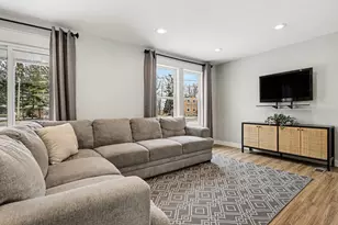 880 Paw Paw Dr, Holland, MI 49423 - Photo 4