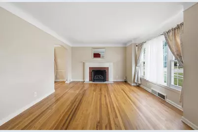 1817 Manchester Boulevard, Grosse Pointe Woods, MI 48236 - Photo 8