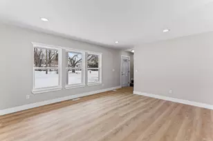 1104 Tecumseh Ave, Waterford, MI 48327 - Photo 22