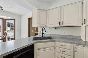 9445 Treetop Dr, Galesburg, MI 49053 - Photo 10