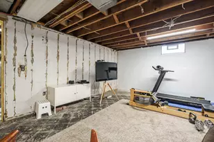 2400 Crest Dr, Kalamazoo, MI 49008 - Photo 28