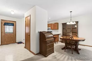 831 Creekridge Dr, Holland, MI 49423 - Photo 2