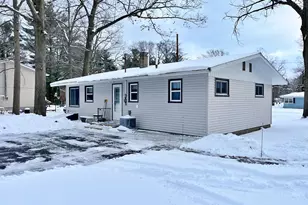 19224 Glendale Cir, Spring Lake, MI 49456 - Photo 2