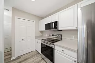 2738 S Knightsbridge Cir, Ann Arbor, MI 48105 - Photo 8