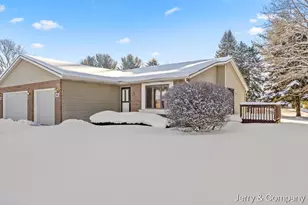 948 Laketown Dr, Holland, MI 49423 - Photo 2