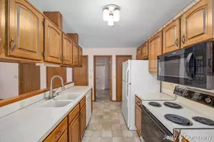 948 Laketown Dr, Holland, MI 49423 - Photo 8