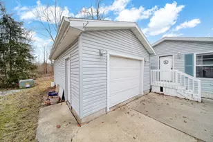 809 Missouri River Dr, Adrian, MI 49221 - Photo 2