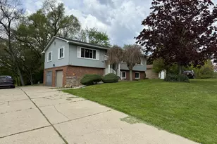 24213 Broadview St, Farmington Hills, MI 48336 - Photo 2