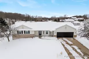 434 Green View Dr, Caledonia, MI 49316 - Photo 2
